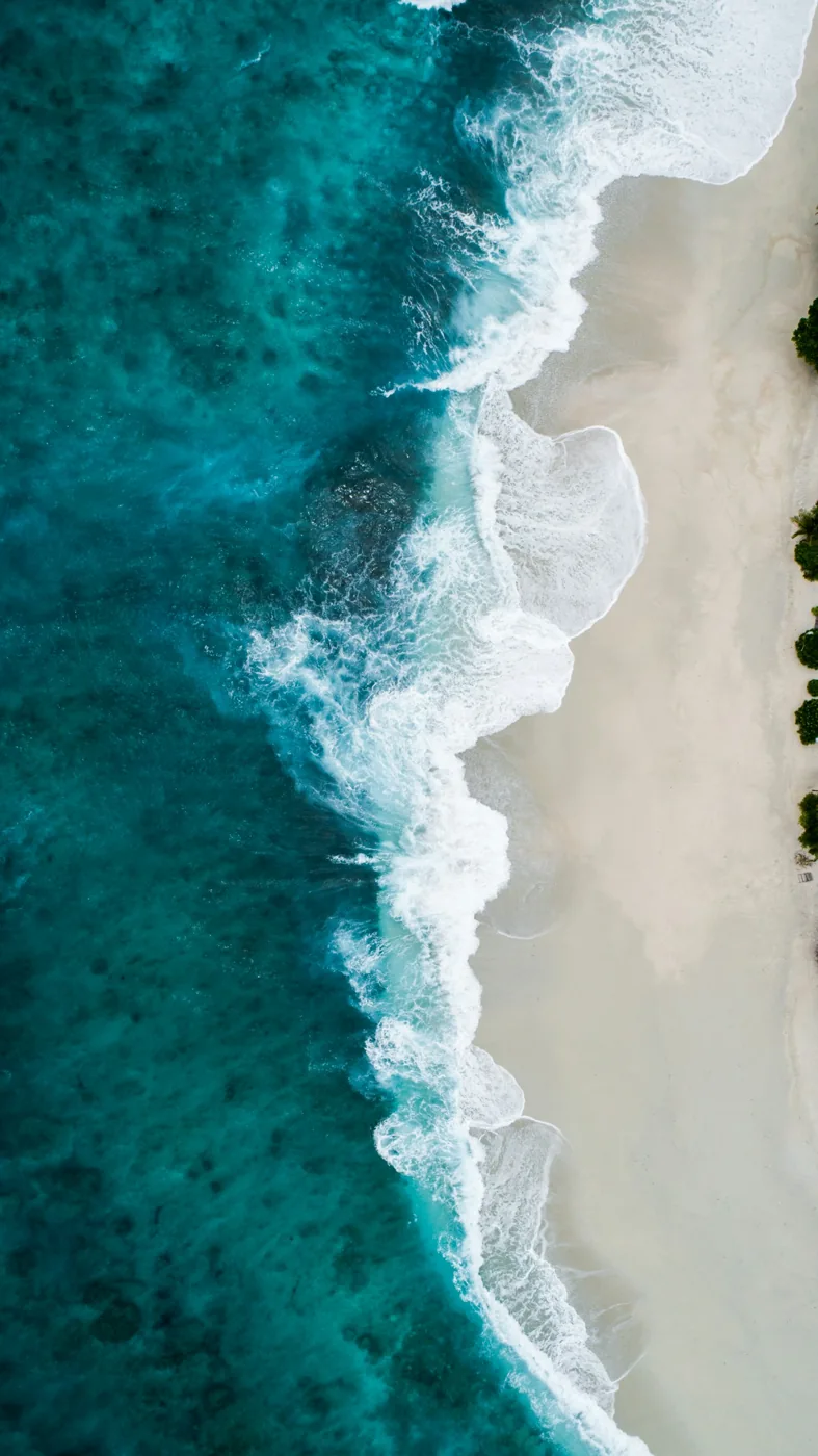 Ondas e areia em uma paisagem de praia